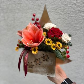 Aranjament floral în Cutie lemn formă de brăduți