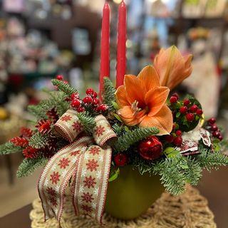 Aranjament de sărbători cu flori naturale și lumânări