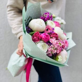 Buchet cu Bujori, Ranunculus și Mathiole - “Șoaptă de Primăvară”