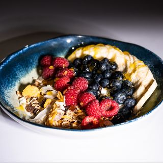 Musli cu fructe și iaurt grecesc