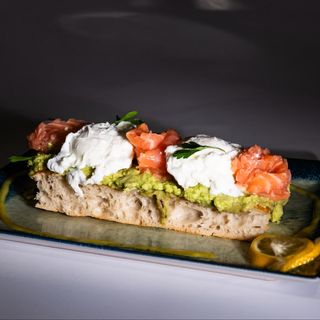 Ouă poșate cu somon  