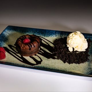 Lava Cake cu înghețată de vanilie și Oreo