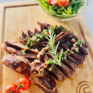 T-bone vita cu salata rucola si rosii cherry