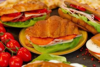 Sandwich cu sunca presata