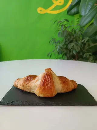 Croissant cu unt