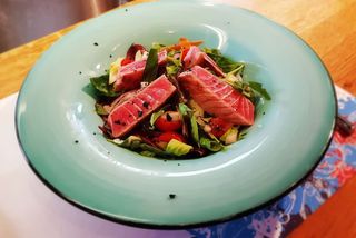 Salata cu ton proaspat la gratar