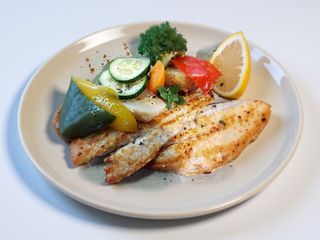 File de lup de mare cu legume