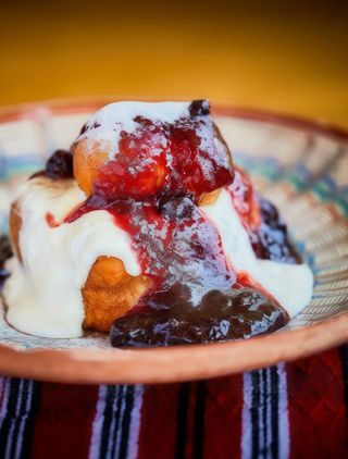 Papanași cu smântână și dulceață de fructe de pădure