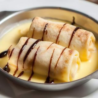 Clătite cu brânză de vaci și smântână