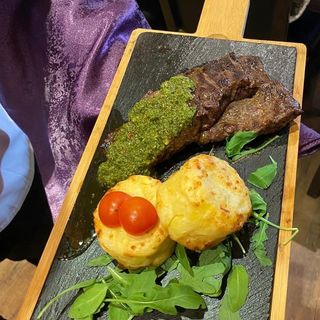 Steak vita premium cu cartofi gratinati si sos Chimicurry