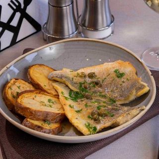 File de dorada cu sos de unt, capere si cartof copt