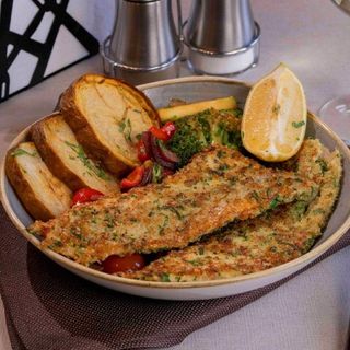 File de păstrăv in crusta de ierburi pe pat de legume