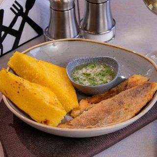 File de păstrăv in crusta de malai cu mamaliga pe plita si mujdei