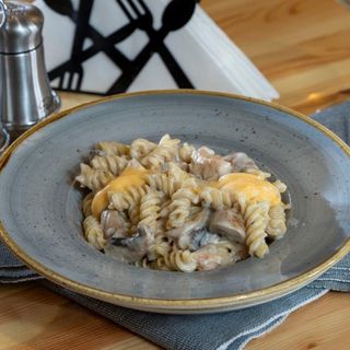 Fusilli cu pui si ciuperci