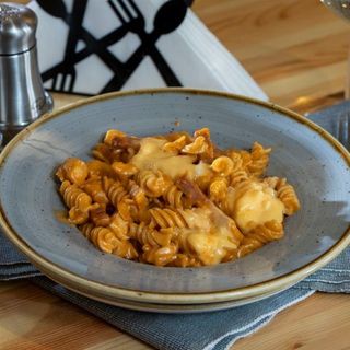 Fusilli cu pui si bacon