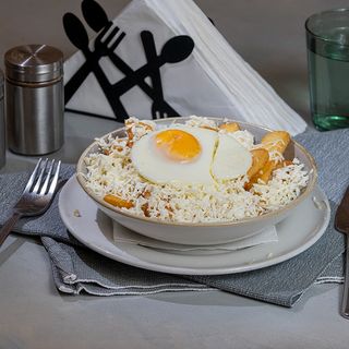 Cartofi cu branza rasa si ou ochi