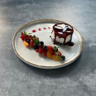 Cheesecake cu sos de fructe de padure