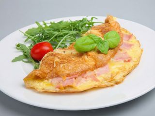 Omlete cu şuncă şi mozzarella