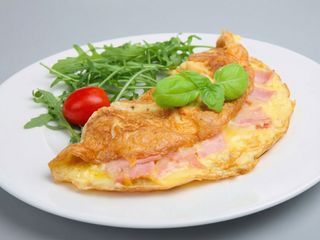 Omlete cu şuncă şi mozzarella