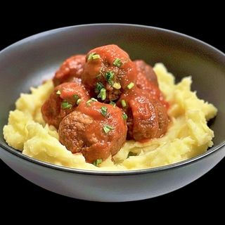 Chifteluţe marinate în sos de roşii cu piure de cartofi