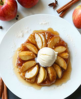 Tarte Tatin cu înghețată de vanilie