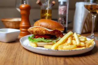 Spicy chicken Milanese Burger Menu - Preparant picant
