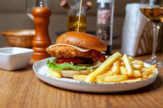 Spicy chicken Milanese Burger Menu - Preparant picant
