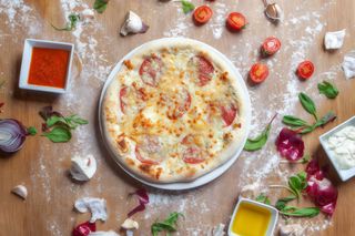 Pizza Salame Quattro Formaggi