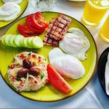 Ochiuri cu humus și bacon 