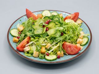 Salată de crudităţi cu piept de pui  la grătar