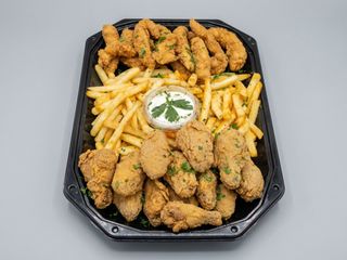 Platou chicken strips, aripioare pane si cartofi prajiti