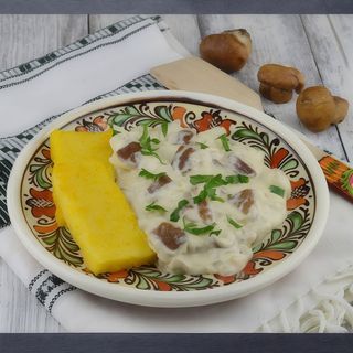 Hribi cu smântână şi mămăliguţă