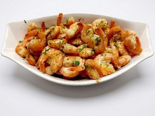 Creveţi flambați cu pâine prăjită, lămâie și sos picant