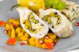 Pui umplut cu camembert și fistic