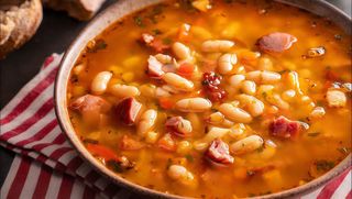 CIORBA DE FASOLE CU AFUMATURA