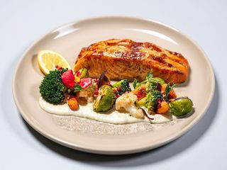 Somon cu sos pesto si legume