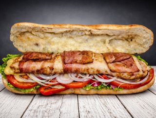 Piept de curcan invelit in bacon pe jar