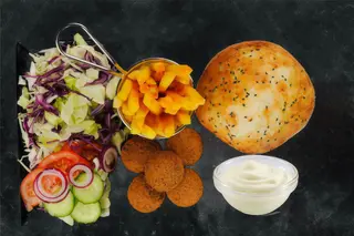 Falafel (de post) la farfurie