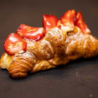 Croissant cu vanilie și căpșuni