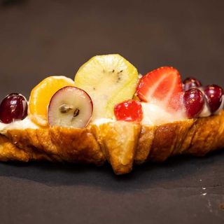 Croissant cu vanilie și fructe proaspete