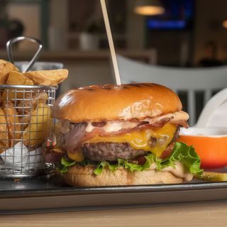 Burger Noi cu cartofi prajiti