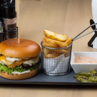 Cheeseburger cu cartofi prajiti