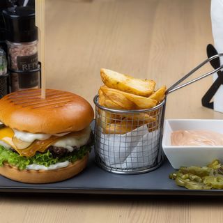 Cheeseburger cu cartofi prajiti