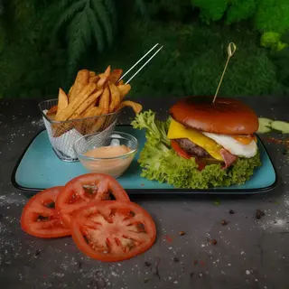 Burger royal cu cartofi prajiti