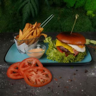 Burger royal cu cartofi prajiti