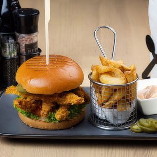 Burger crispy chicken cu cartofi prajiti