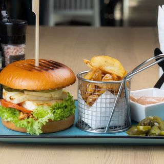 Halloumi burger cu cartofi prajiti