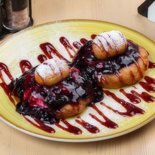 Papanasi cu crema de smantana si gem de fructe de padure