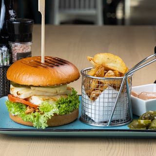 Burger vegetal cu cartofi prajiti