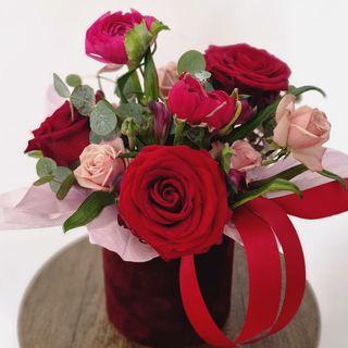 Aranjamnet Floral cu Trandafiri si Ranunculus